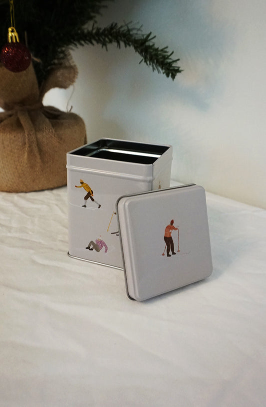 Liten plåtburk med skidmotiv öppen Nabo