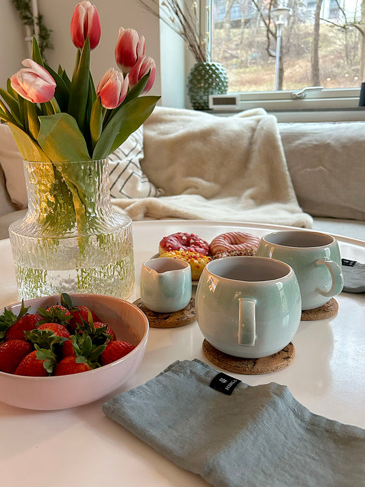 Mugg från Egg Back Home i fikamiljö