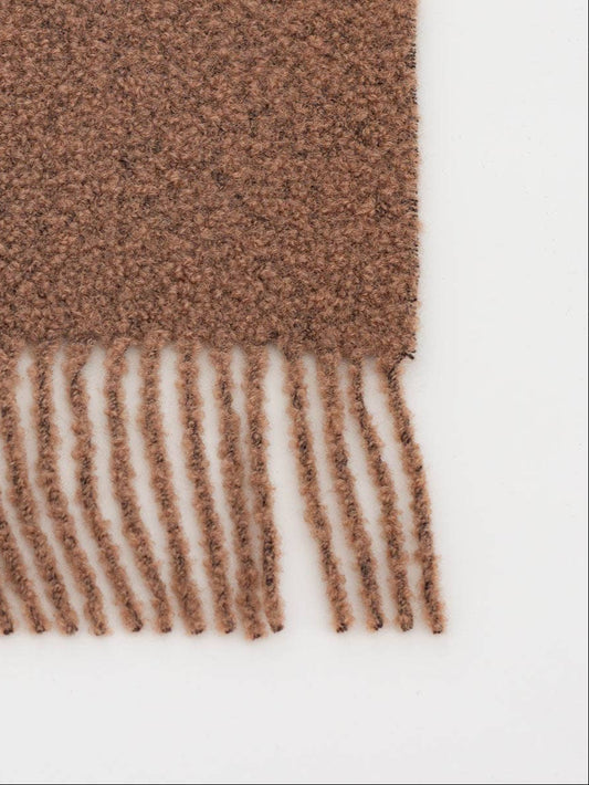 Detaljbild fransar bouclepläd