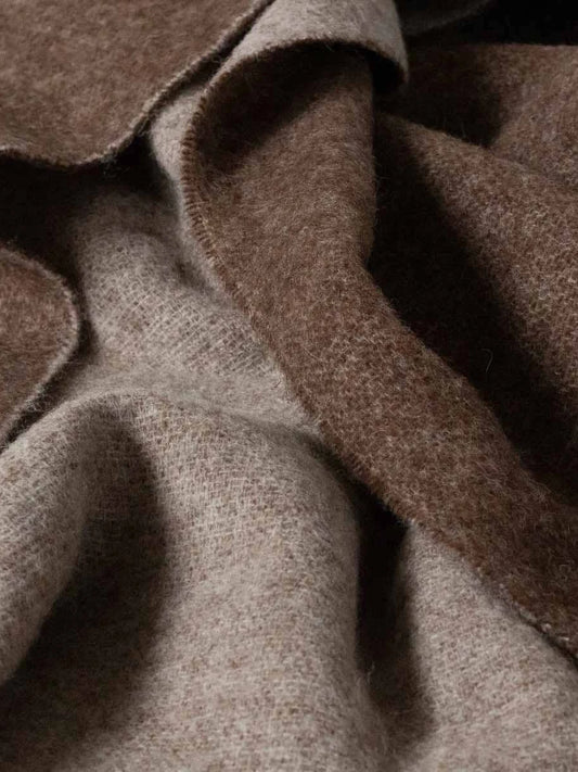 Närbild på brun dubbelsidig pläd