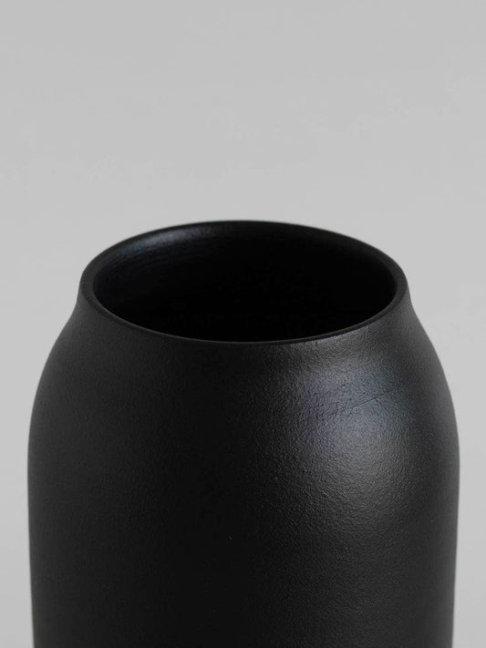 Detaljbild på vas Island 01 i svart
