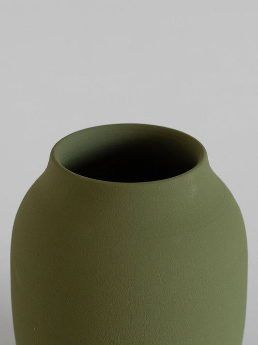 Närbild på olivgrön vas Island 03 från O Cactuu