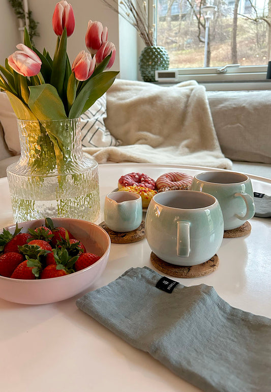 Caribbean ball mugg från Egg Back Home i fikamiljö