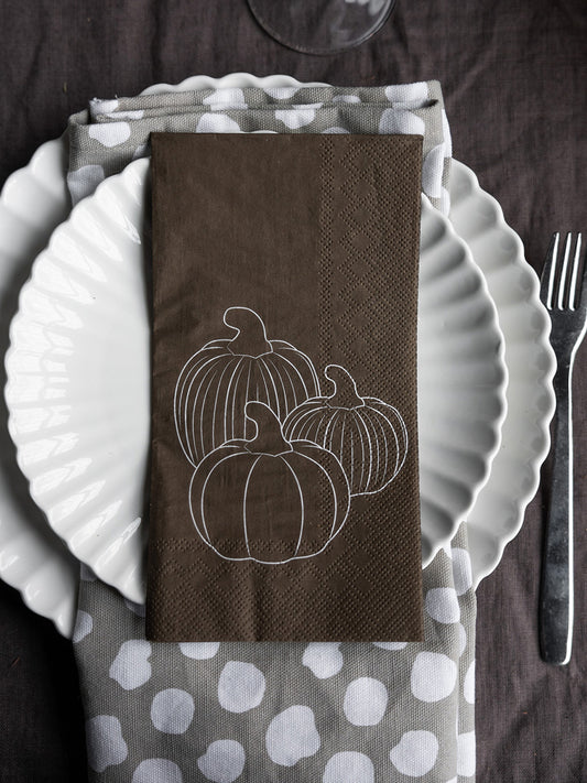 Pappersservett med pumpamotiv i färg brun