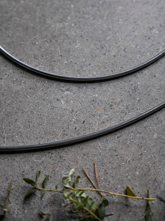 Närbild på dekorationsringar Ingebo i stål