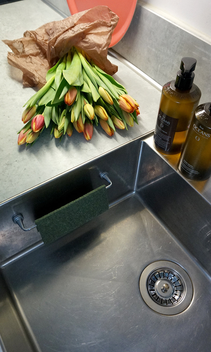 Grön disktrasa från Culina Fina med tulpaner