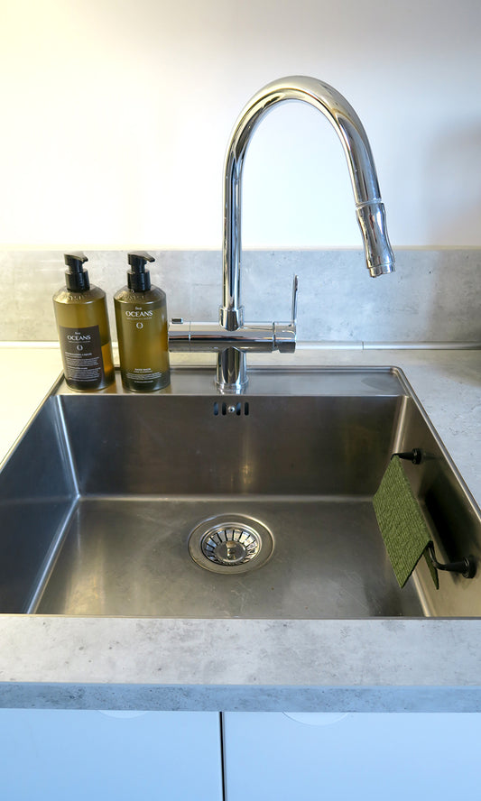 Svart magnetisk hållare för disktrasa hos Jenilin