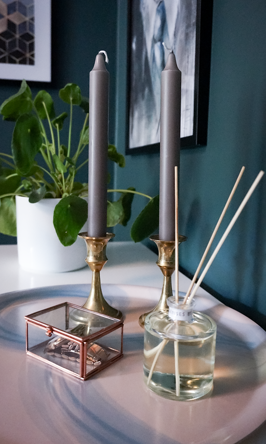 Kronljus från Delsbo Candle i färgen dark flax