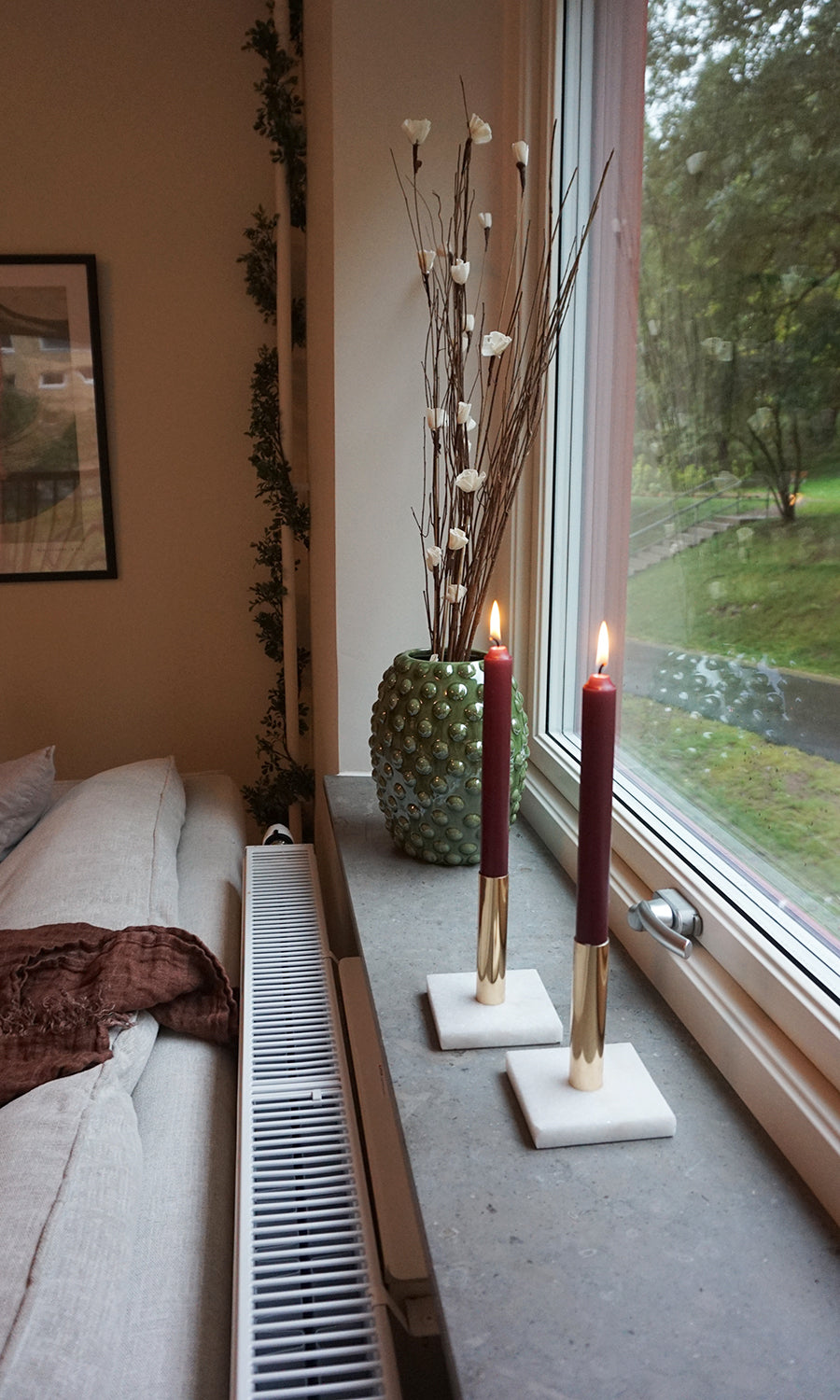 Kronljus från Delsbo Candle i färgen burgundy