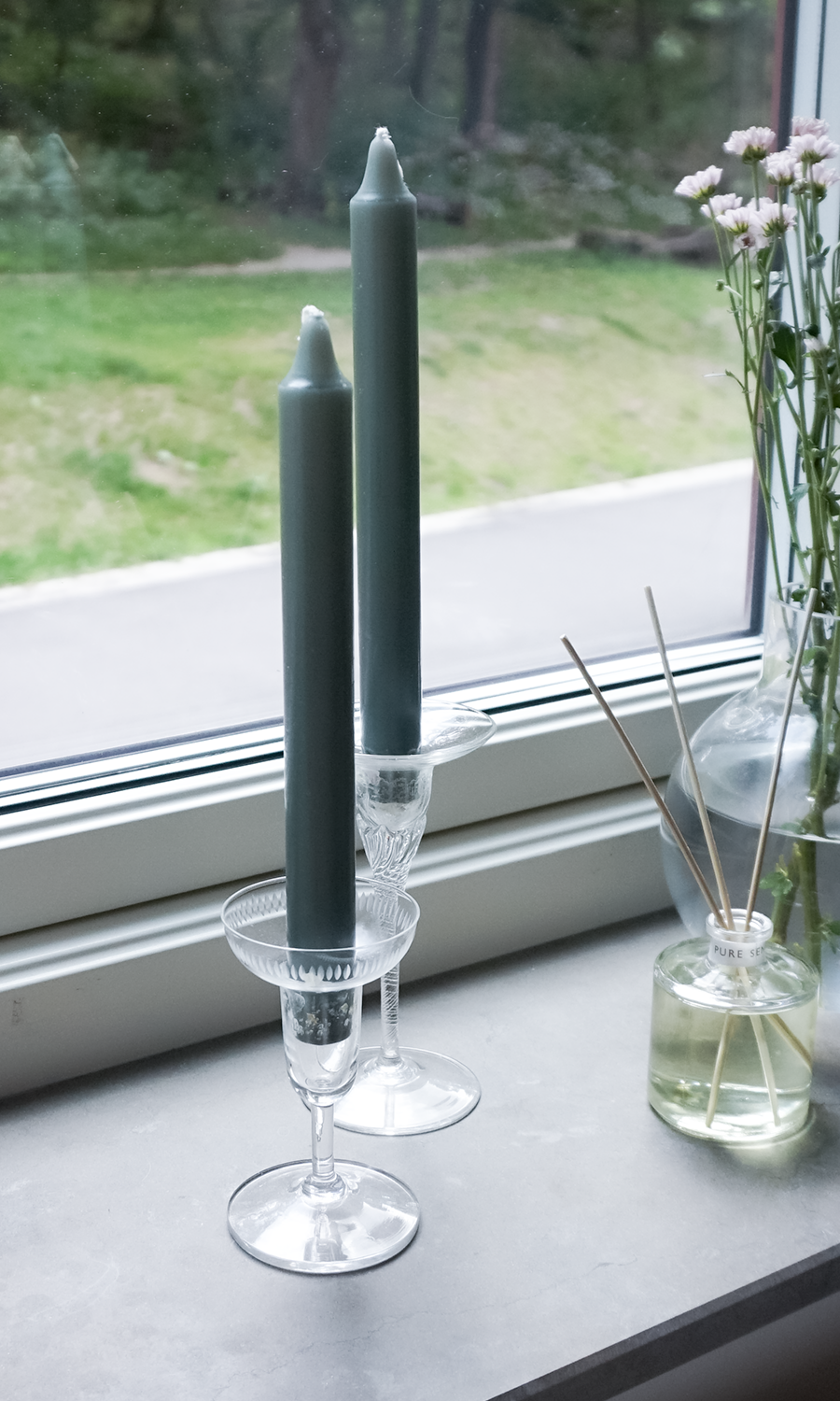 Kronljus från Delsbo Candle i färgen green gray