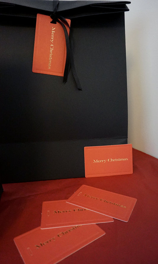 Röd juletikett med text merry christmas