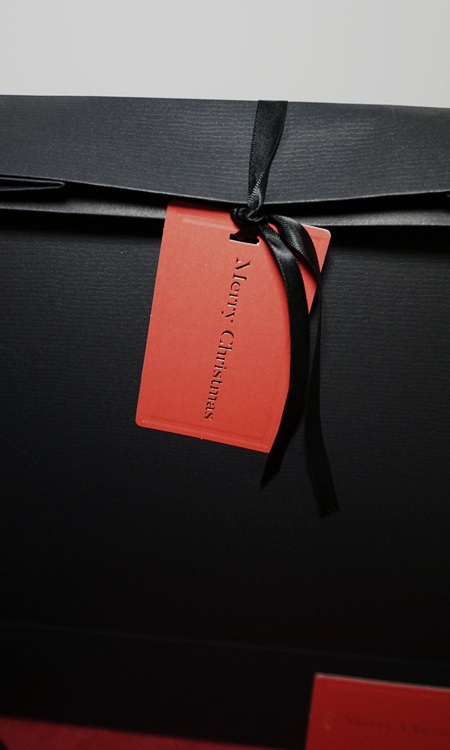 Inslagningskit med svart snöre och röd etikett