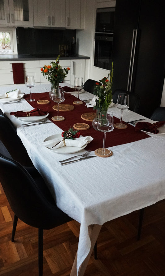 Sunshine bordsdukSunshine bordsduk från Himla är en riktig klassiker. Kollektionen är skapad i ett tunt vävt och vackert hellinne som tvättat efter sömnad för att skapa en mjuk och sBordsdukHimlaJenilin