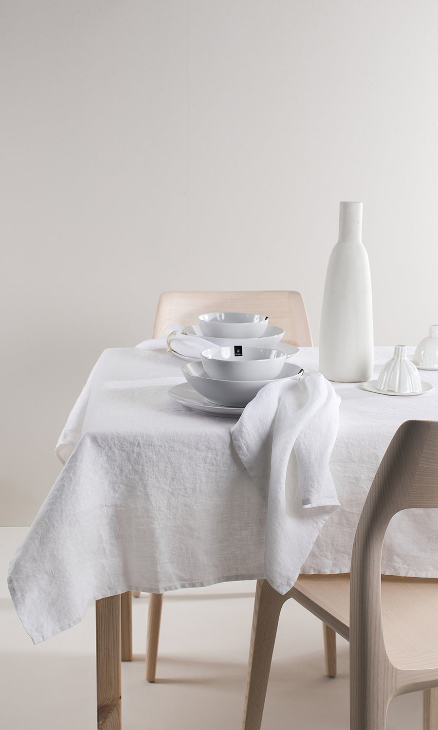 Sunshine bordsdukSunshine bordsduk från Himla är en riktig klassiker. Kollektionen är skapad i ett tunt vävt och vackert hellinne som tvättat efter sömnad för att skapa en mjuk och sBordsdukHimlaJenilin