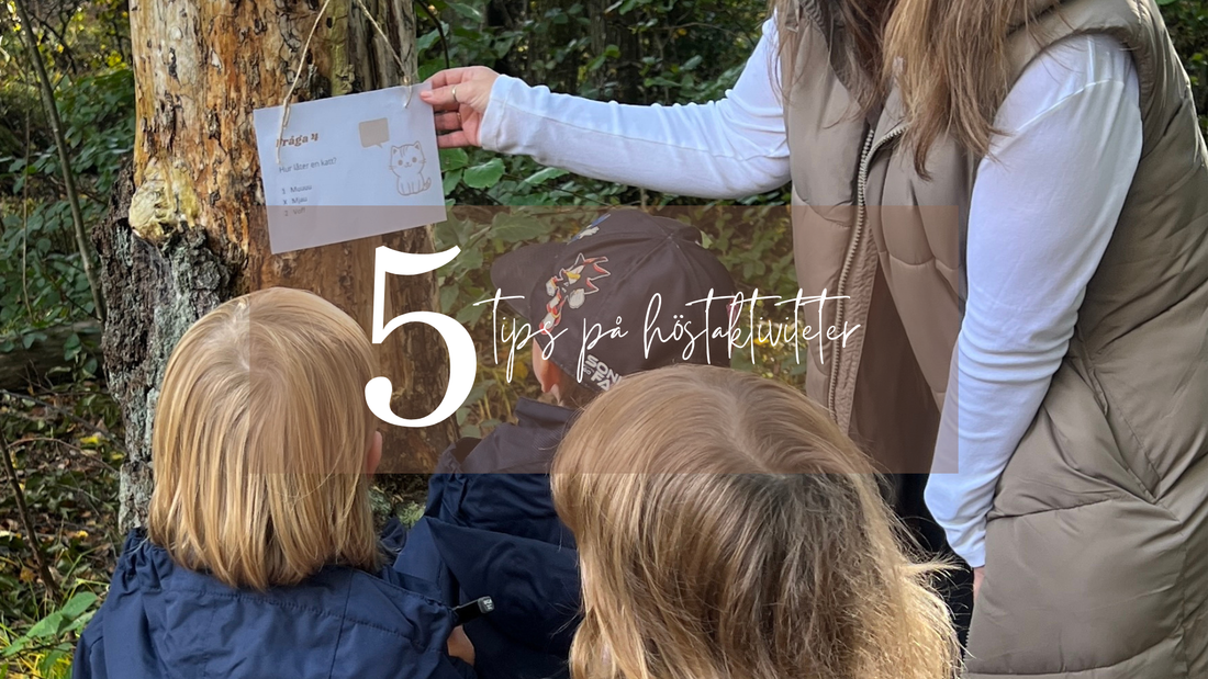 5 tips på höstaktiviteter - står på tre barn och en vuxen som läser en fråga på en tipspromenad.