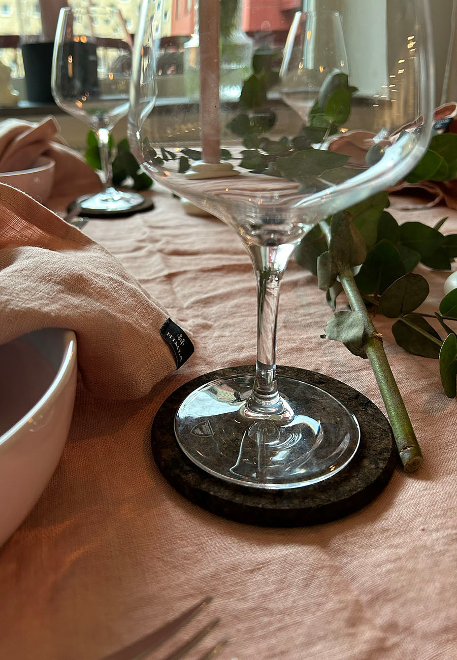 Glasunderlägg i kork i färgen smoked från Formgatan