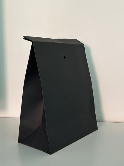 Svart presentpåse gör gåvor