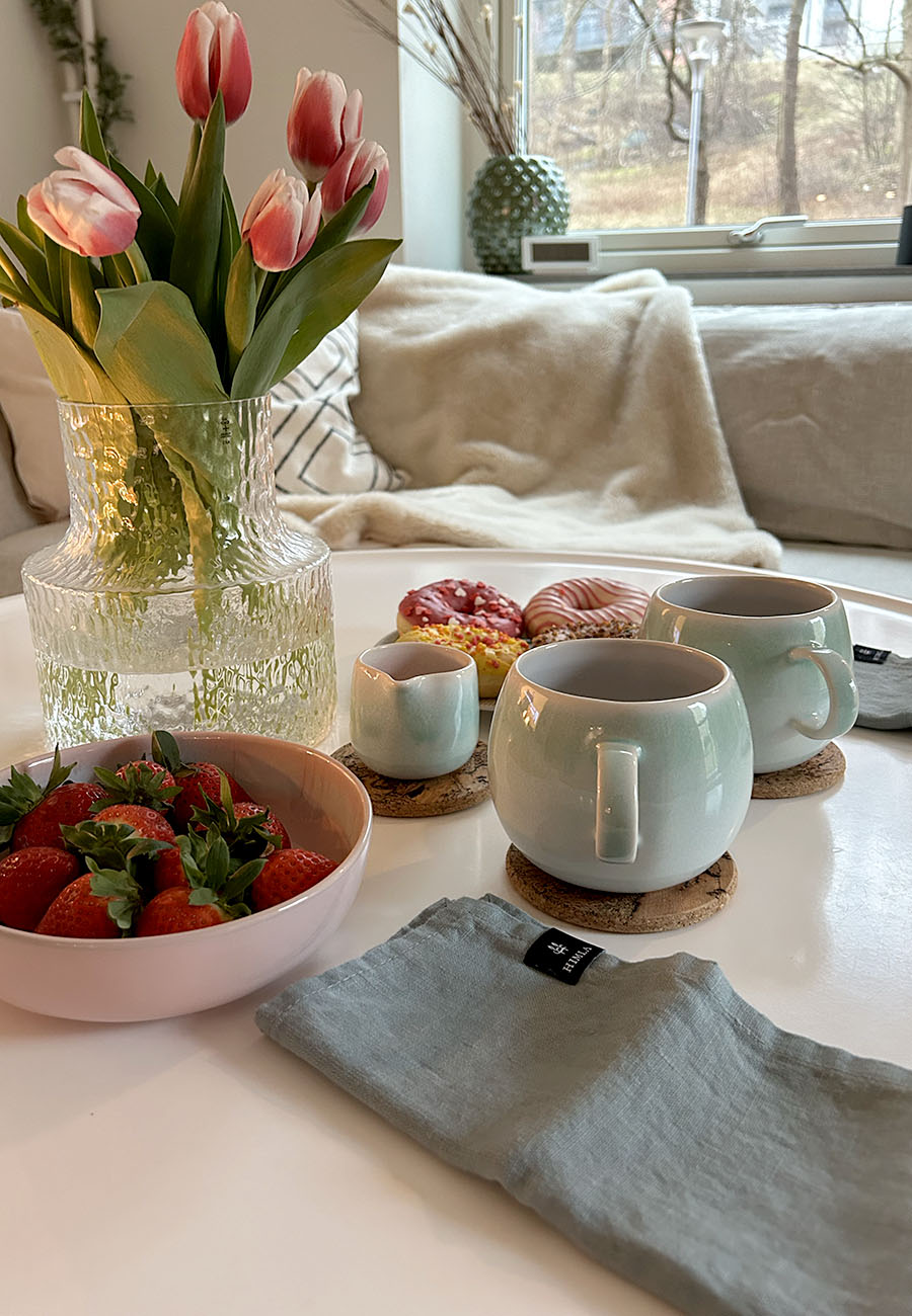 Caribbean ball mugg från Egg Back Home i fikamiljö