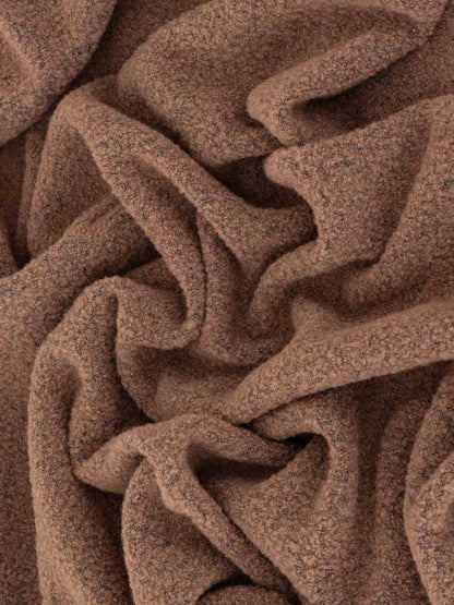 Närbild på material bouclepläd