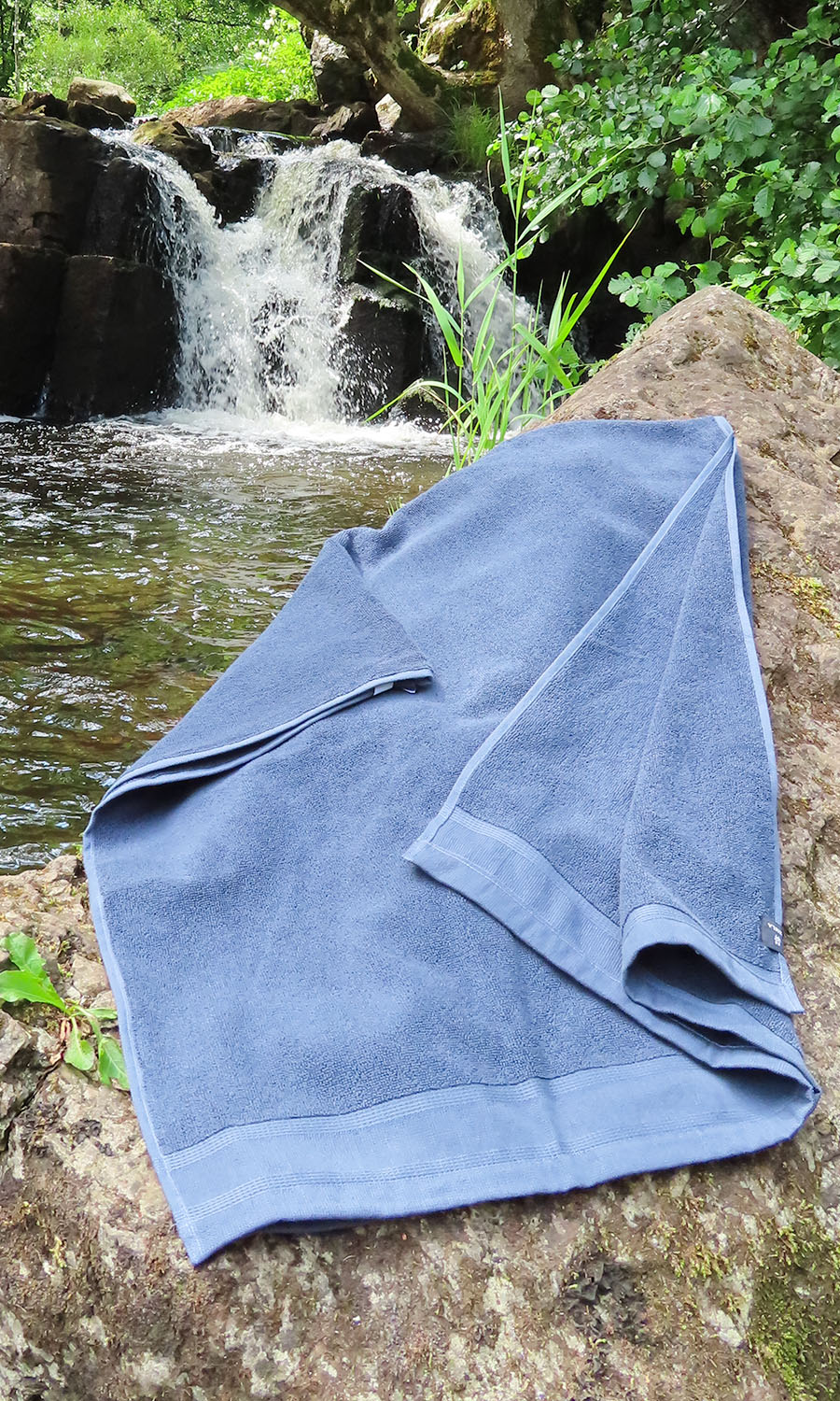 Lina handduk från Himla vid vattenfall