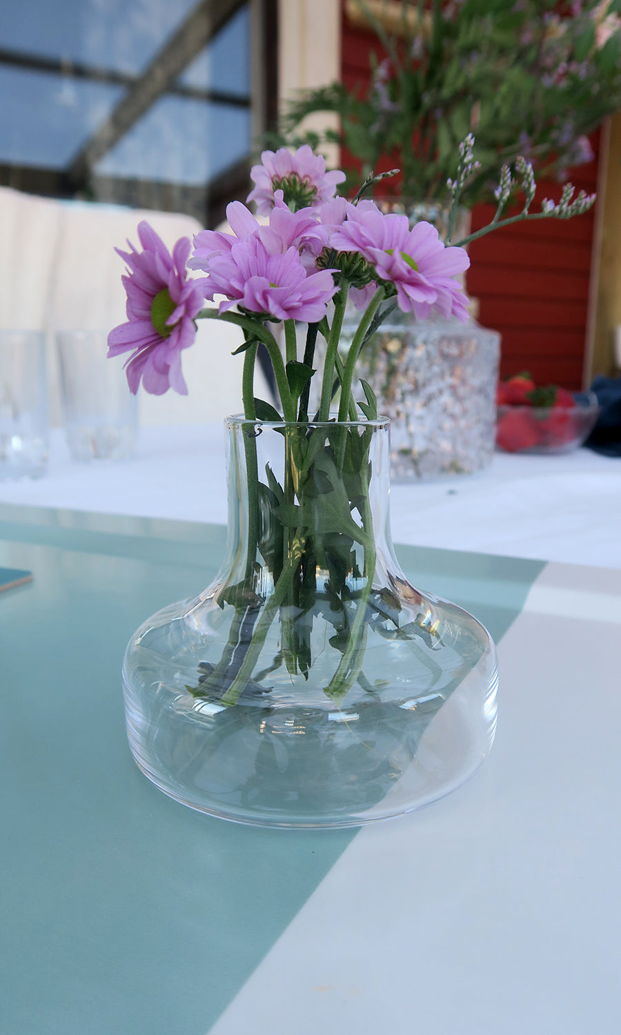 Liten vas från Skrufs Kolonn i genomskinligt glas. Blomma