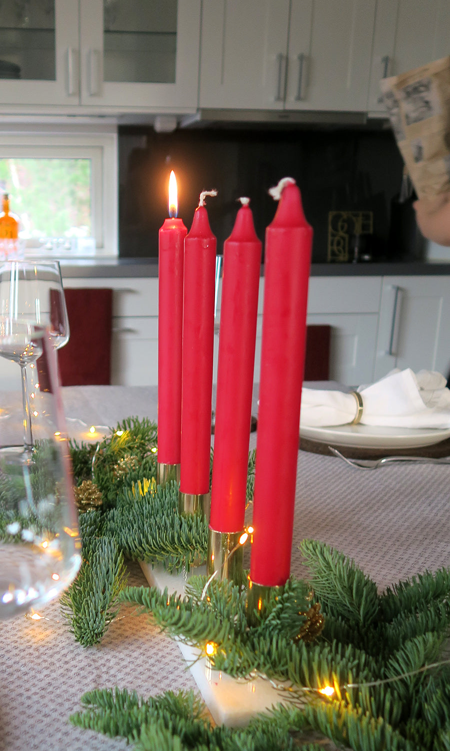 Kronljus från Delsbo Candle i färgen deep red